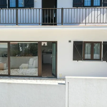 Seaing House Ii *